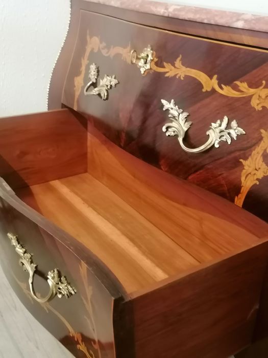 Cómoda clássica, estilo Luís XV. Pau-santo Espinheiro. Mármore. Bronze