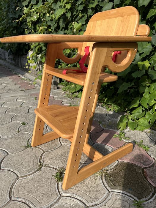 Деревʼяний столик для годування