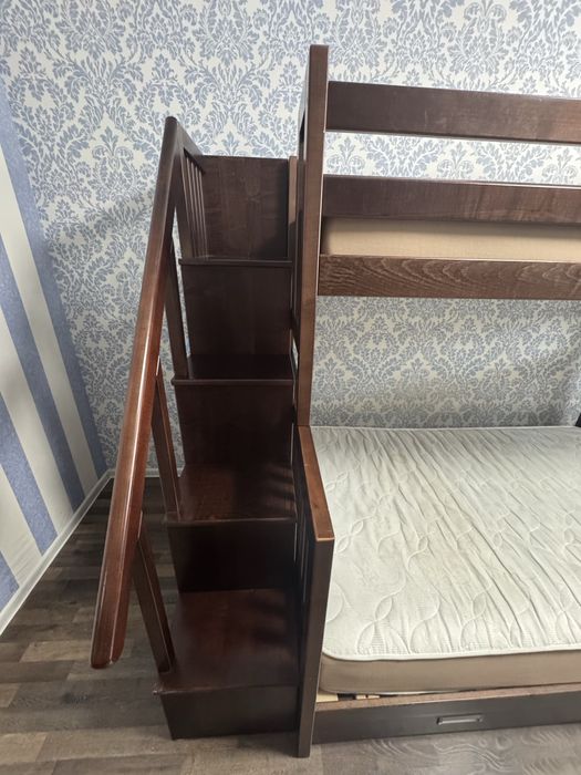 Дитяче двохʼярусне ліжко з дерева сосна з сходами і шухлядами