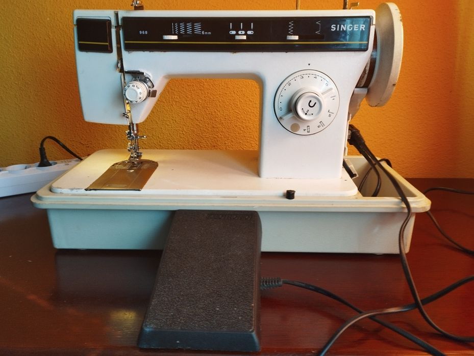 Máquina de costura Singer modelo 968 usada