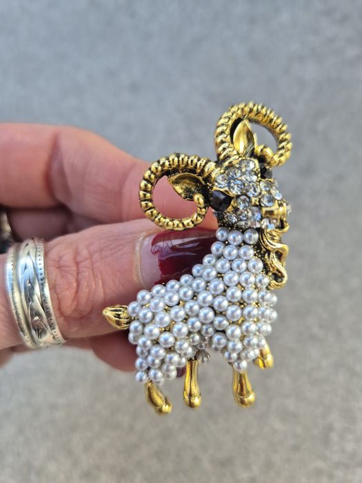 Broszka baran z perełkami