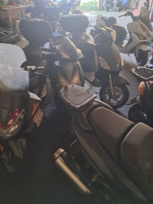 Várias motas para peças