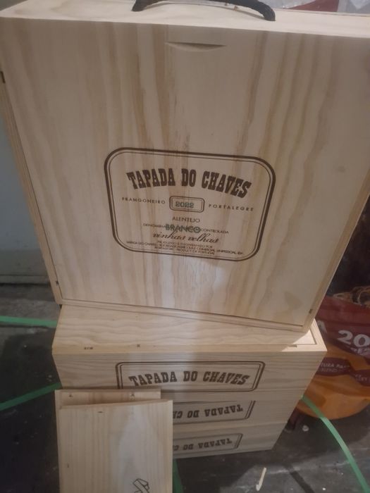 Vendo caixas de madeira com marcas de vinhos