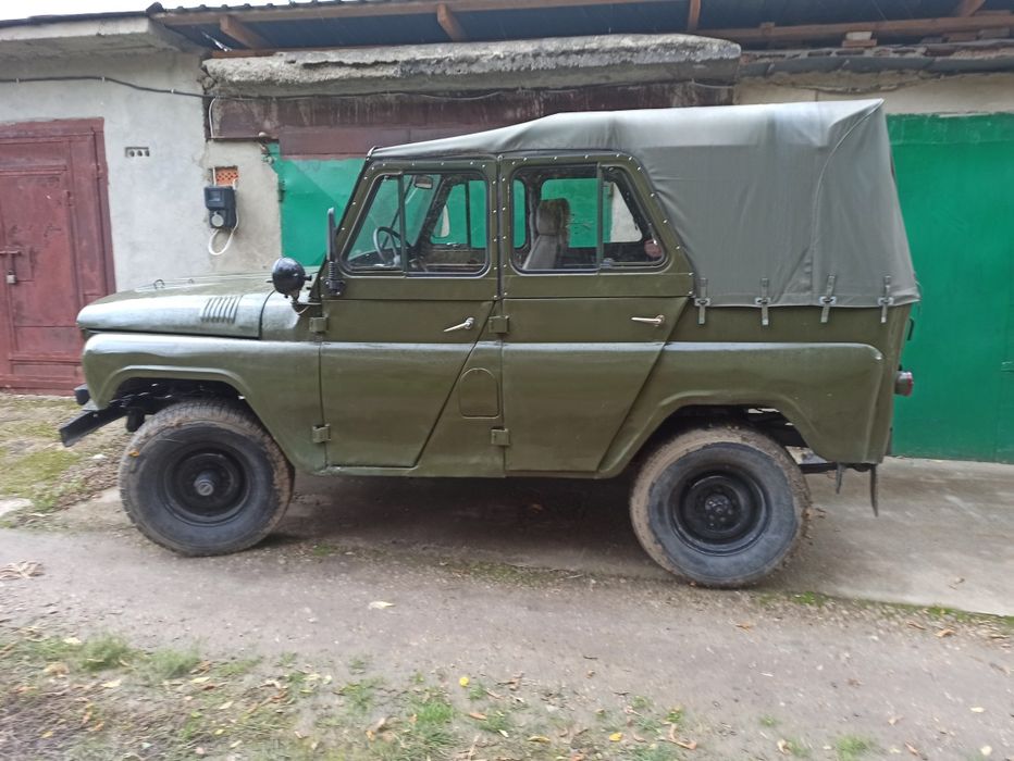 УАЗ 469Б на повному ходу