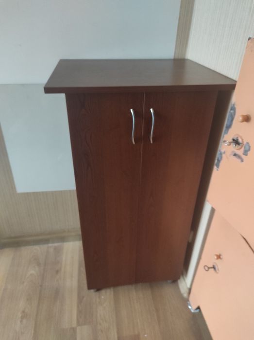 Розпродаємо офісні шафи б/в