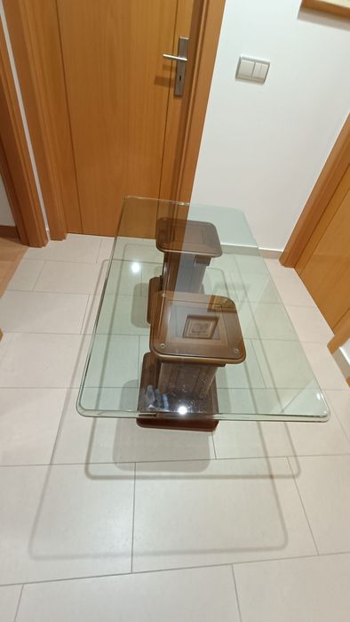 Mesa de vidro com pés em cerejeira