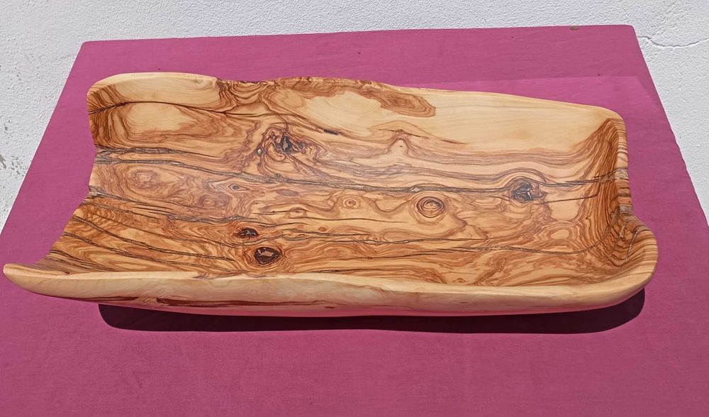 Fruteira feita em madeira de oliveira