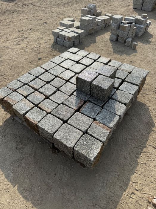 Kostka granitowa cięto-łupana płomieniowana 15/17 szaro-ruda