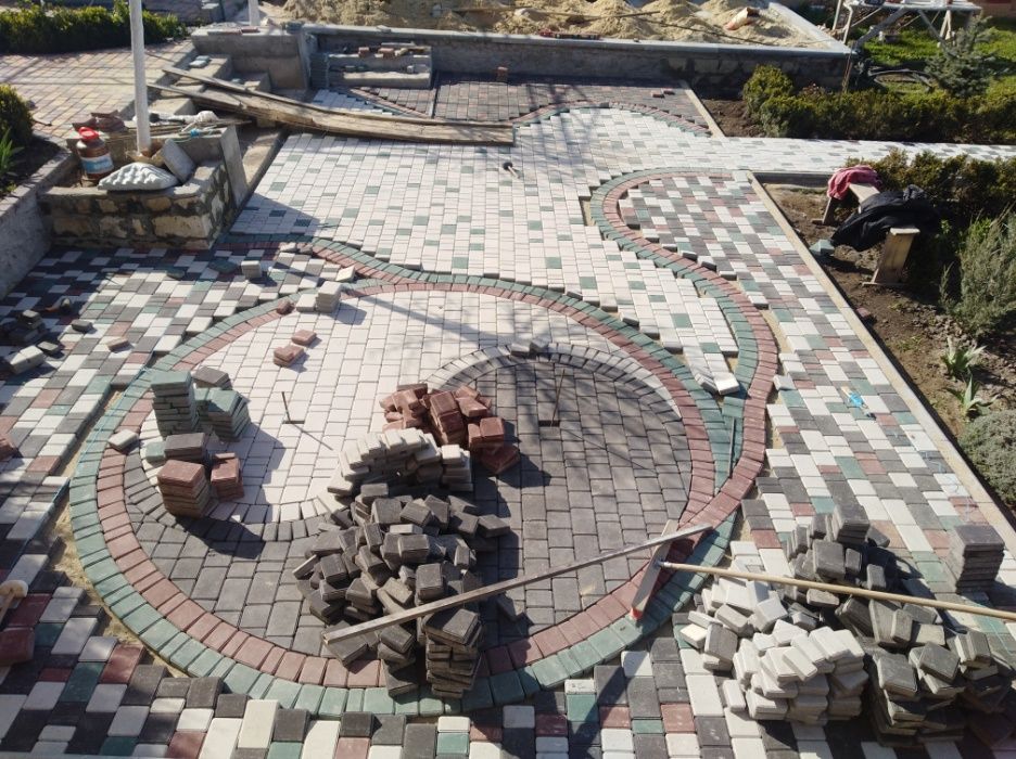 Професійне укладання тротуарної плитки від 300 гр-н.