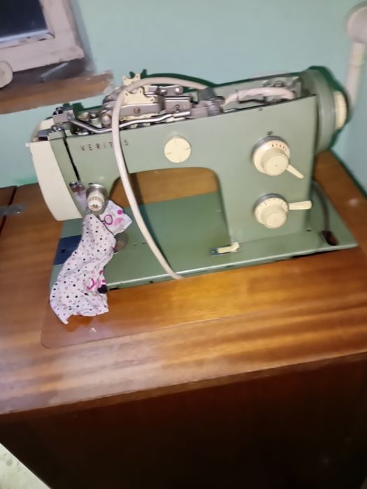 Швейная машина Veritas на ножном и электроприводе