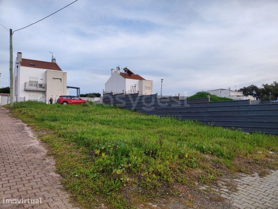 Terreno para construção com 200m2 localizado em Águas de Moura