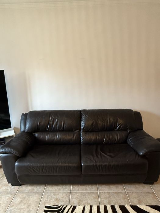 sofá preto em muito bom estado
