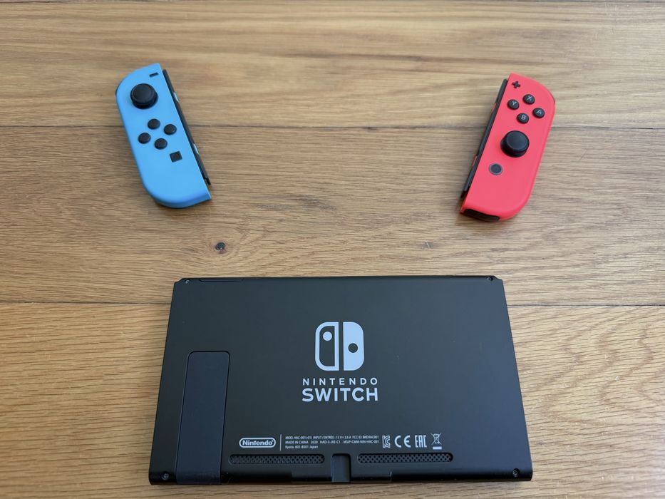 Nintendo Switch Azul e Vermelha COMPLETA (Caixa completa + Bolsa + Grip Ergonómico + Extras)