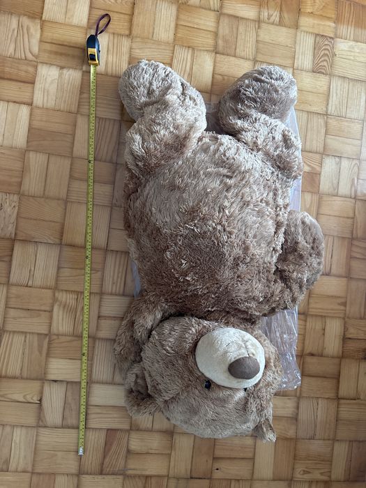 Urso de peluche ToysRus com 120cm de altura