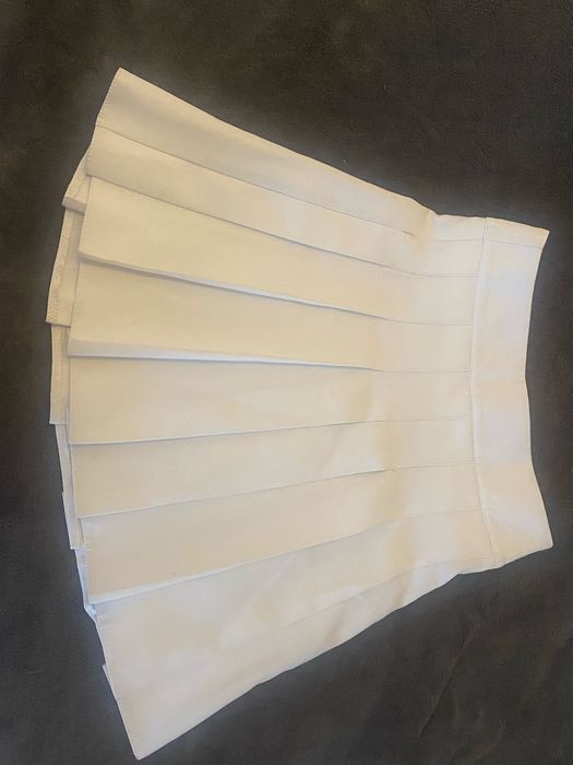 Біла тенісна спілниця