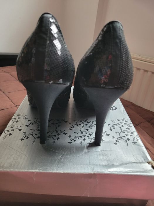 Czarne szpilki z cekinami 40