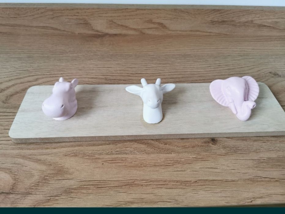 Wieszak na ubrania, zabawki dla dzieci, pokój dziecięcy