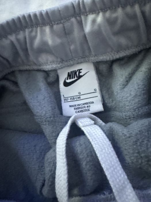 Calcas da nike cinzentas quase novas