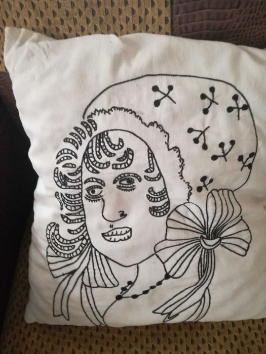 Almofada bordada branca
