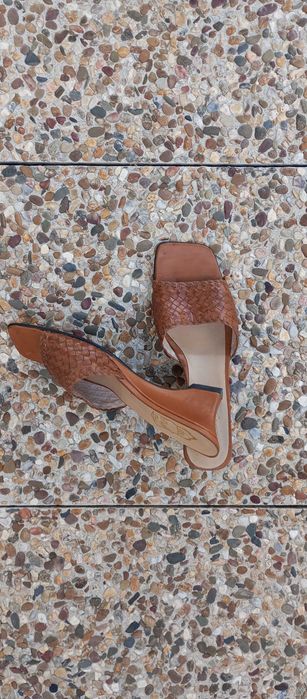 Chinela em pele cor camel entrançada