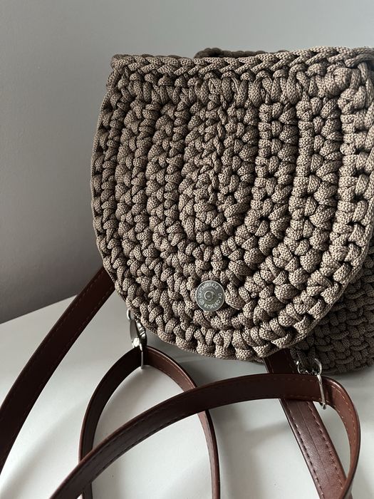 Mały plecak miejski, damski, handmade, na szydełku, ze sznurka