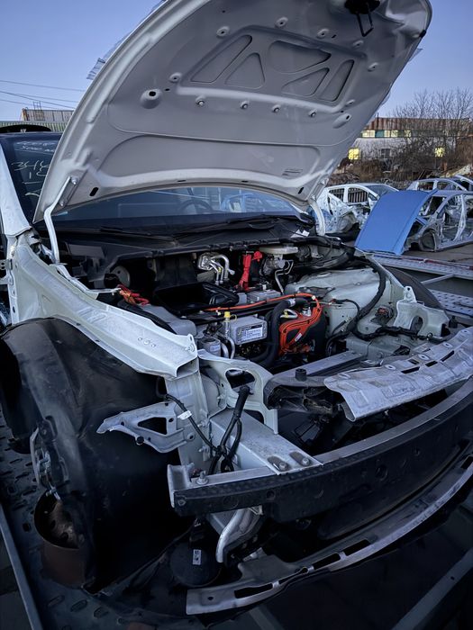 Tesla Model Y радіатори, телевізор, підсилювач, дифузор, кронштейн