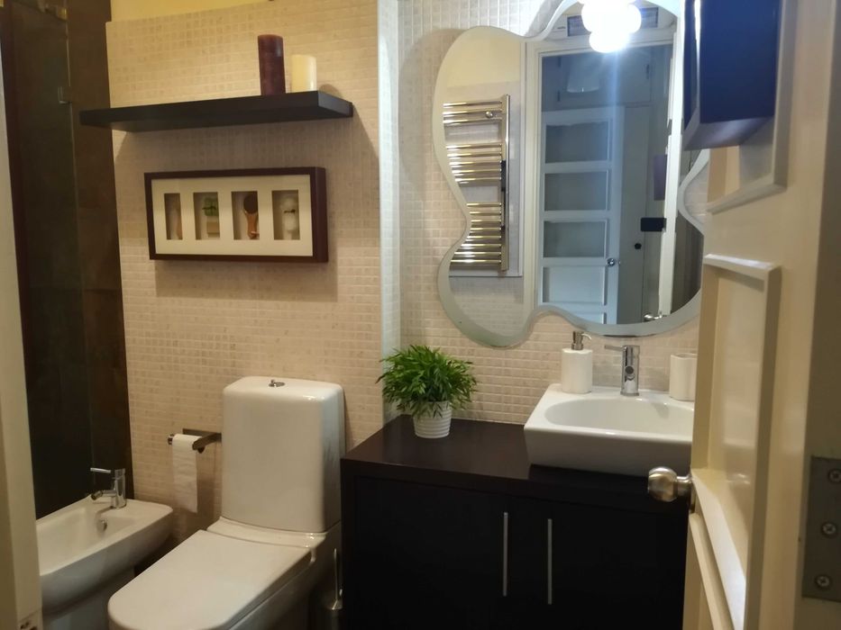 Apartamento T2 Praça Campo Pequeno c/Elevador Mobilado e Equipado.