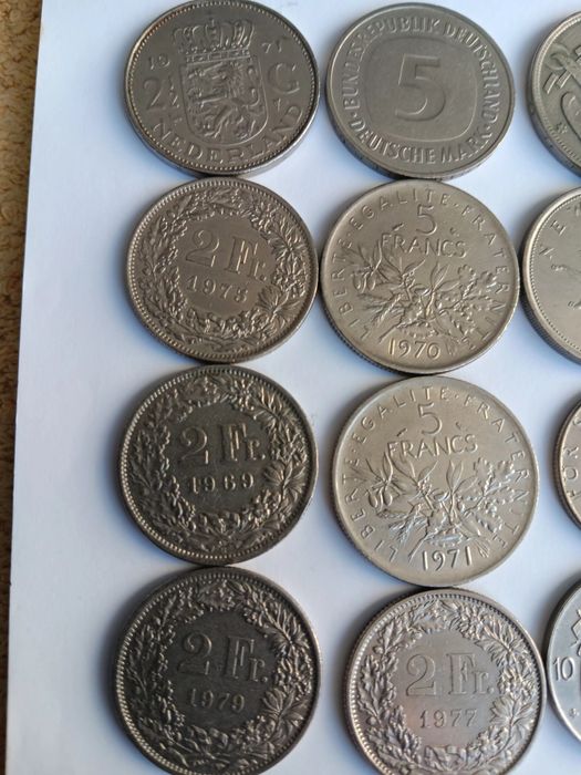 17 moedas diversas. Belas