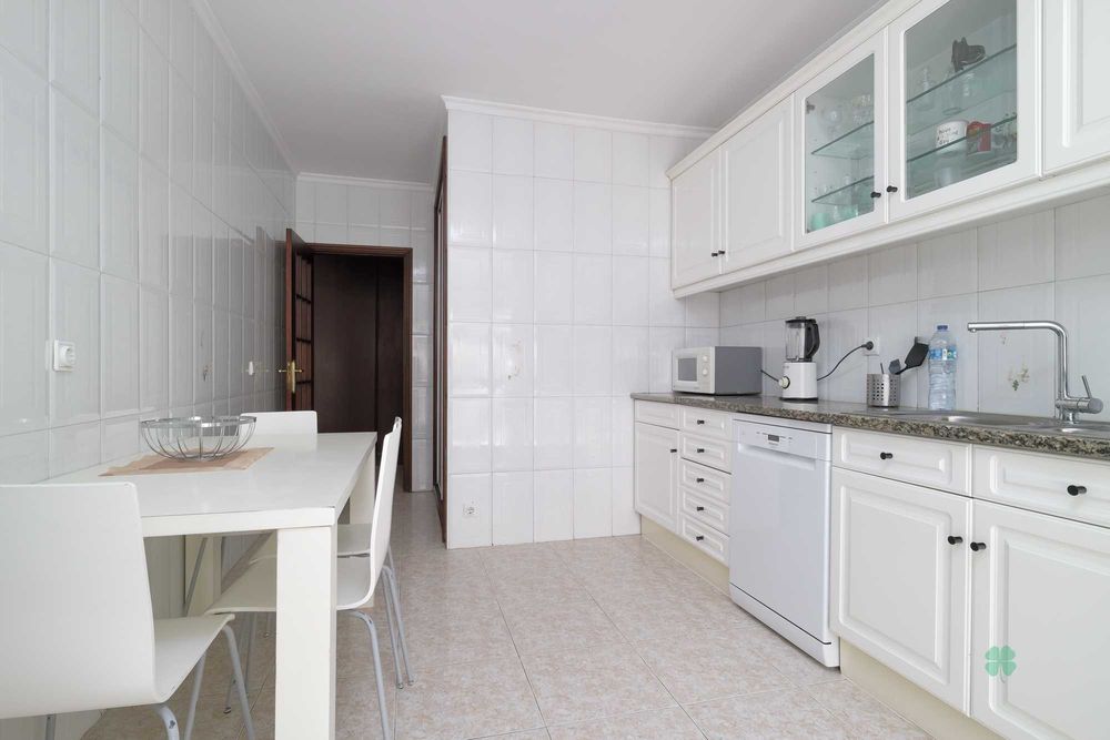 Apartamento T2 venda 260.000€ em Canelas - Vila Nova de Gaia com terraço e garagem fechada