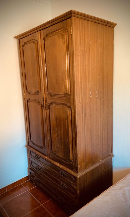 Mobília de quarto em madeira maciça