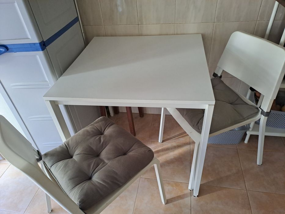 Mesa de cozinha com 2 cadeiras