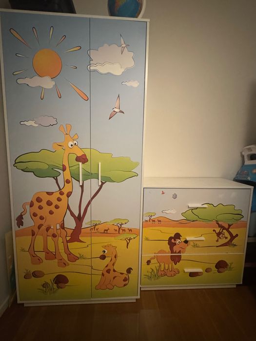 Szafa i komoda z motywem dziecięcym, białe po usunięciu naklejek