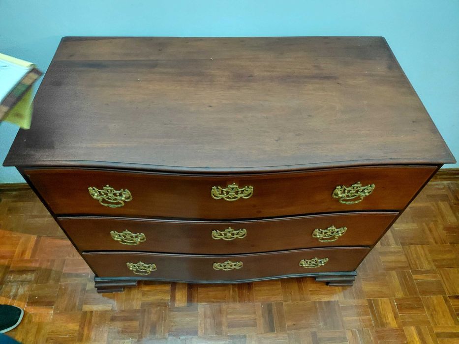 Cómoda antiga em madeira