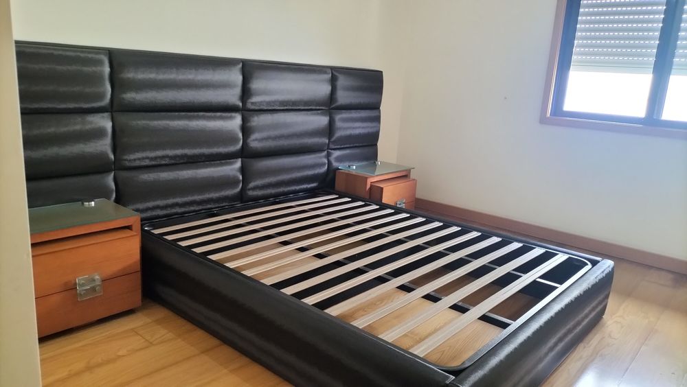 Quarto em cerejeira com cama estofada