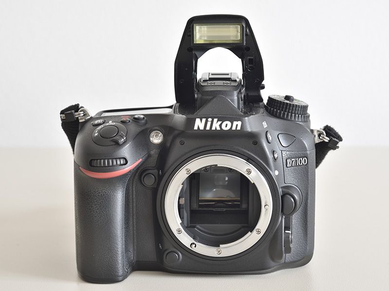 Máquina fotográfica Digital Nikon D7100 + objetiva AF Nikkor 24mm f2.8