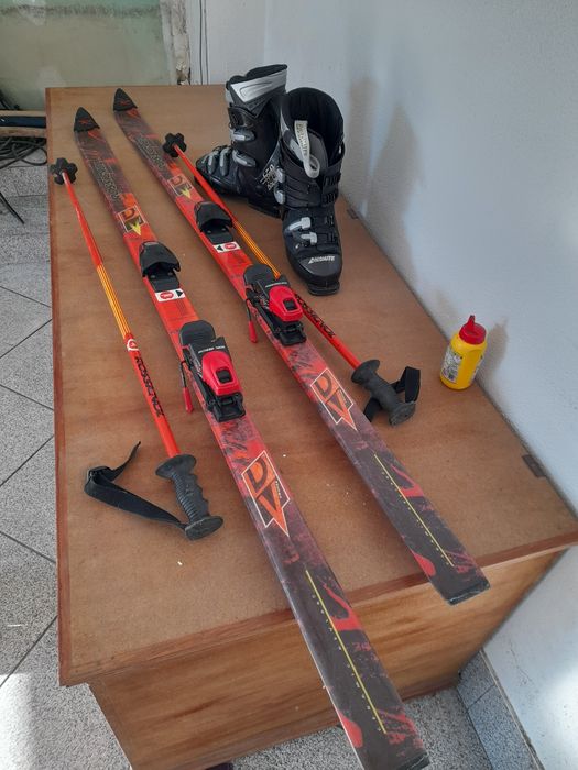 2 pares de skis e botas