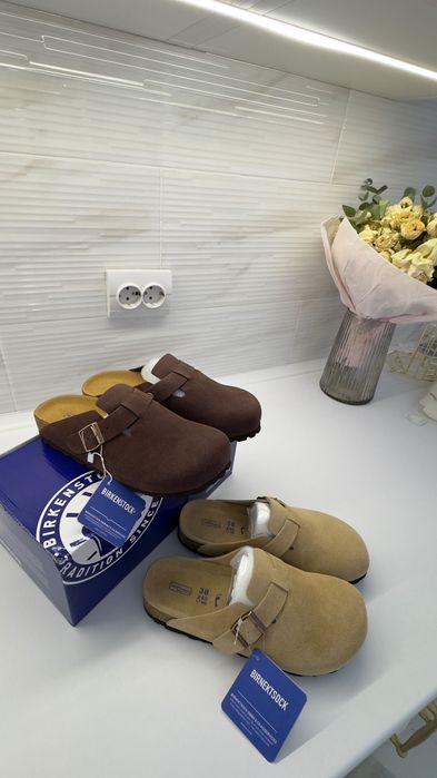 закриті спереду шльопанці дуже популярнамодель Birkenstock Boston.