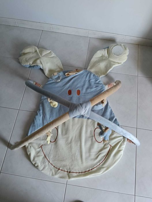 Tapete de atividades para bebé.