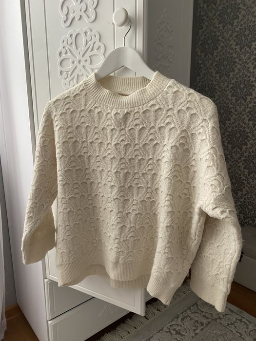 Молочний теплий светр