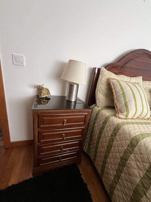 Quarto completo estilo retro castanho