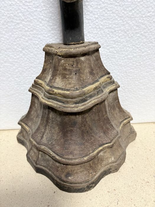 Antigo crucifixo em madeira com Cristo esculpido e policromado