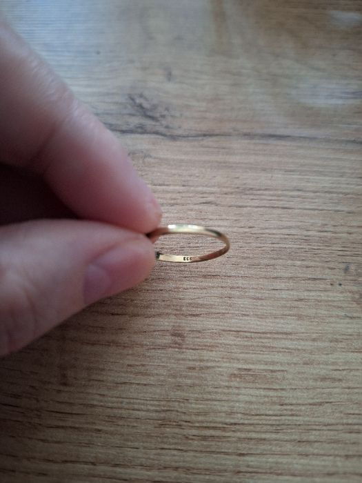 Śliczny złoty pierścionek z granatami