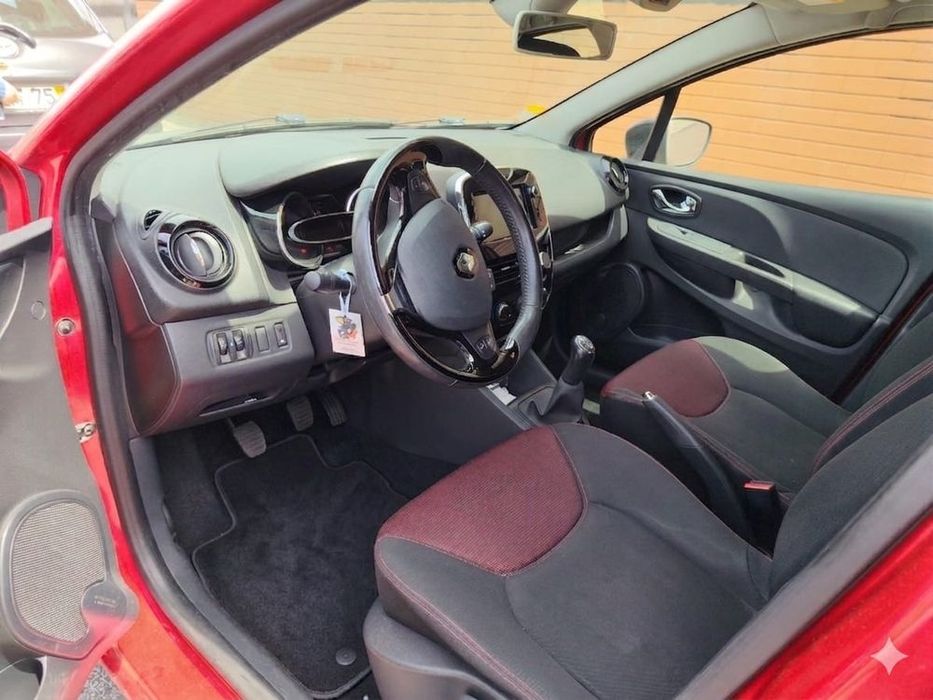 Renult Clio vermelho