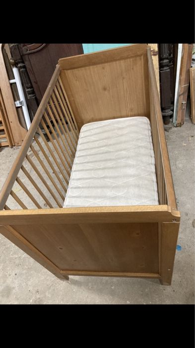 Cama de bebé com colchão e resguardo