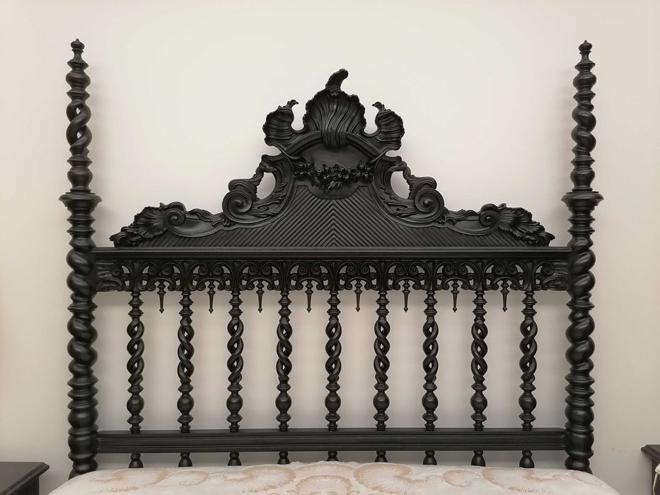 Cama em madeira, antiga, com estrado e colchão (muito pouco uso, sem nódoas ou cheiros)