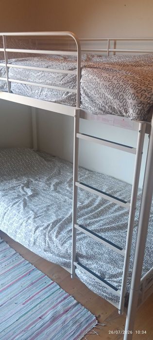 Beliche como novo com colchões e ofereço as colchas sem uso
