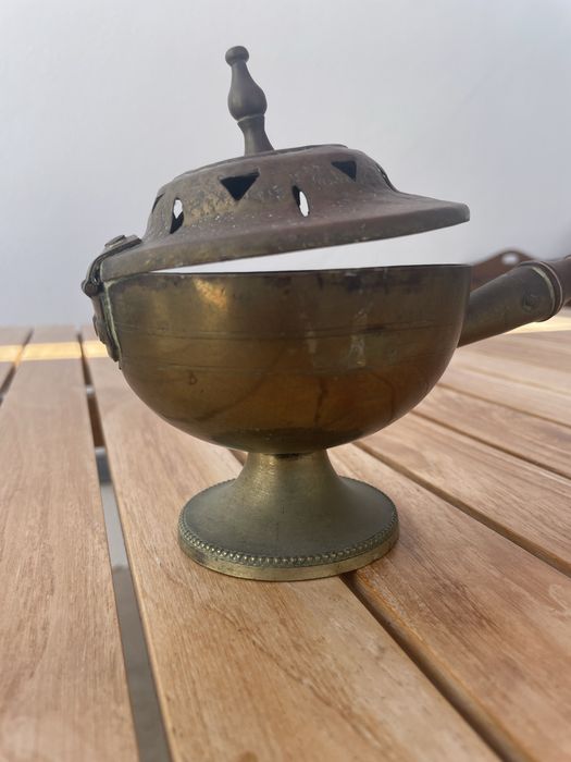 Incenseiro em latão com cabo em madeira