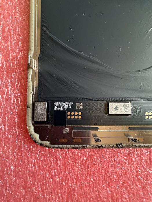 Wyświetlacz Apple dla iiPhone 15 pro uszkodzony