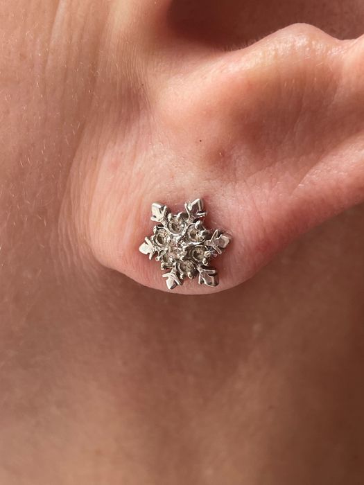 Серьги из белого золота и бриллиантами 0,37 карат.