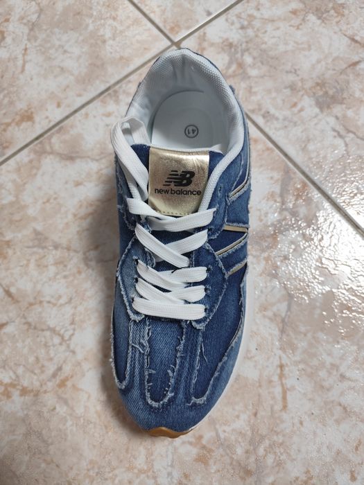 Sapatilhas NB em ganga.